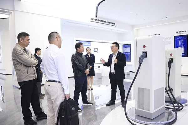 抖圈人生就是搏股份副董事長、總裁劉作斌向福船集團副總經理李振均一行介紹公司充電產品.jpg